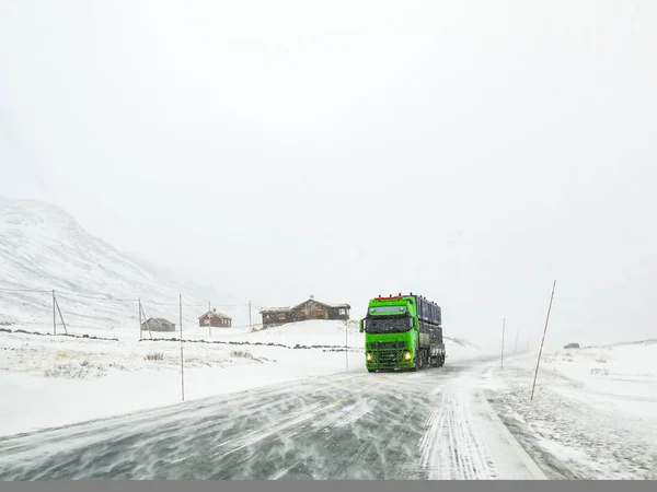 Przejazd Śnieżnobiałą Drogą Krajobrazem Norwegii Zielona Ciężarówka Przodu — Zdjęcie stockowe