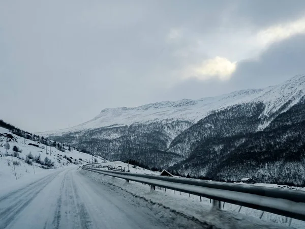 Przejazd Śnieżnobiałą Drogą Krajobrazem Zimowym Norwegii — Zdjęcie stockowe
