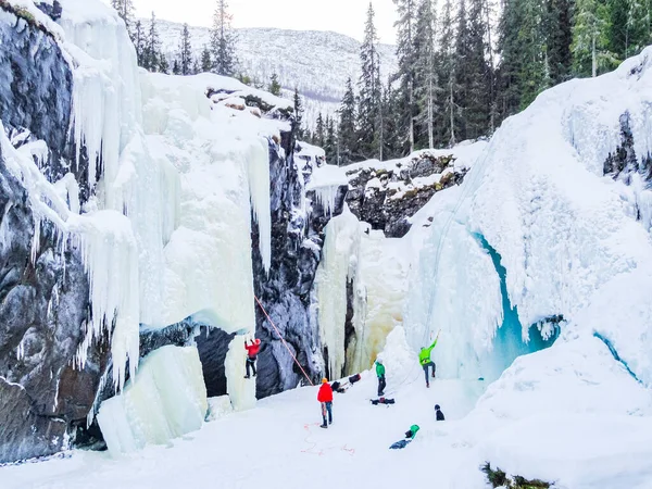 Escaladores Hielo Montañistas Escalan Cascada Congelada Rjukandefossen Paisaje Invernal Hemsedal — Foto de Stock