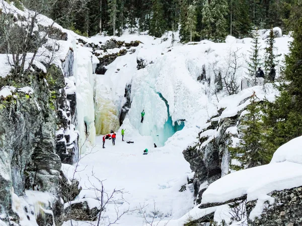 Escaladores Hielo Montañistas Escalan Cascada Congelada Rjukandefossen Paisaje Invernal Hemsedal — Foto de Stock