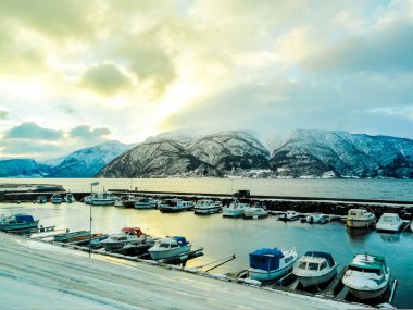 Hermansverk, Leikanger, Sogndal, Norveç 'te gün doğumunda marinada tekne ve yatlar..