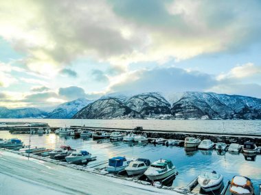 Hermansverk, Leikanger, Sogndal, Norveç 'te gün doğumunda marinada tekne ve yatlar..