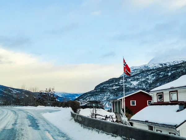 Cabañas Rojas Típicas Cabañas Pueblo Con Bandera Noruega Noruega —  Fotos de Stock
