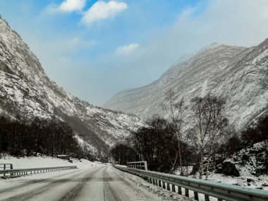 Norveç 'in karlı beyaz yolu ve kış manzarası boyunca sürüyorum..