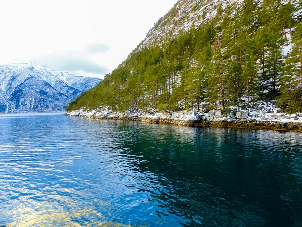 ノルウェー ヴェストランドのソグネフィヨルドのターコイズブルーの水と冬の風景 — ストック写真