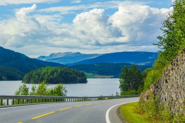 Yazın Norveç 'ten geçerken, dağların ve fiyordun manzarasıyla..