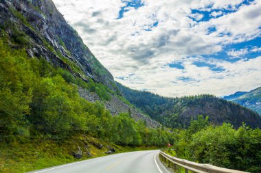Yazın Norveç 'ten geçerken, dağların ve fiyordun manzarasıyla..