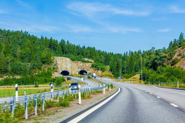Yazın İsveç 'ten geçerek tünele ve dağa doğru gidiyor..