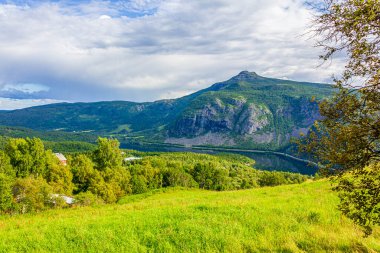 Vang i Valdres Innlandet, Norveç 'te Vangsmjse Gölü ve dağ manzarası.