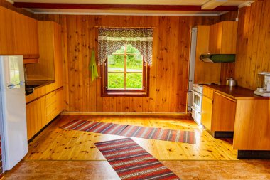Tatil evi iç dekorasyonu. Vang i Valdres, Norveç 'te tipik ahşap mutfak..