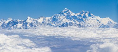 Himalayalar 'daki Everest Dağı. 8848 metre yüksekliğinde. Dünyanın en yüksek dağı. Yedi Zirve.