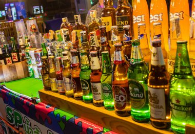 Chang, Singha ve Leo Biraları Huai Khwang, Bangkok, Tayland 'da Tayland gece market yemekleri.