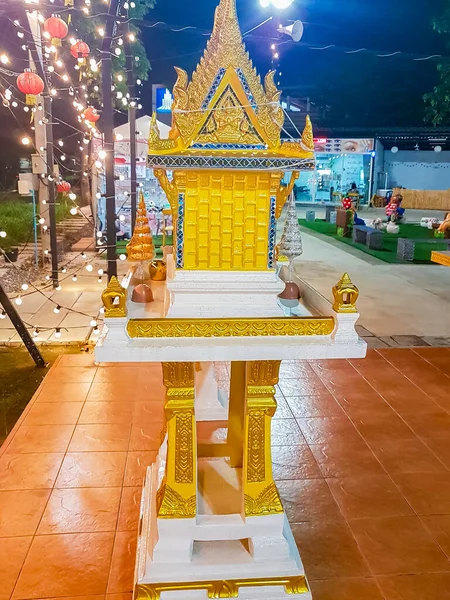 Santuario Sacro Giallo Dorato Mercato Notturno Tailandese Huai Khwang Bangkok — Foto Stock
