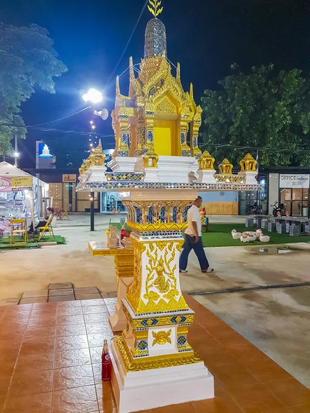 Goldgelber Heiliger Schrein Auf Dem Thailändischen Nachtmarkt Huai Khwang Bangkok — Stockfoto