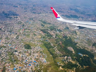 Katmandu Nepal şehri uçağın penceresinden görünüyor..