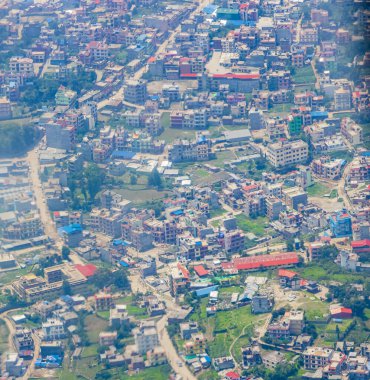 Katmandu Nepal şehri uçağın penceresinden görünüyor..