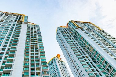 Bangkok, Tayland 'daki TC GREEN apartmanı, gökdeleni ve şehir manzarası.