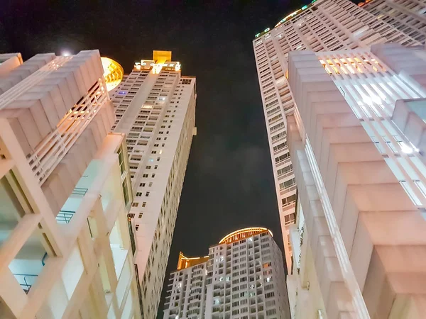Будинки Skyscraper Cityscape Condominium Green Бангкоку Таїланд — стокове фото