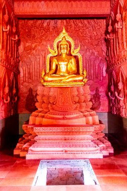 Altın Buda heykeli Wat Sila Ngu ile Tayland 'da Koh Samui' de kırmızı tapınak Wat Ratchathammaram.