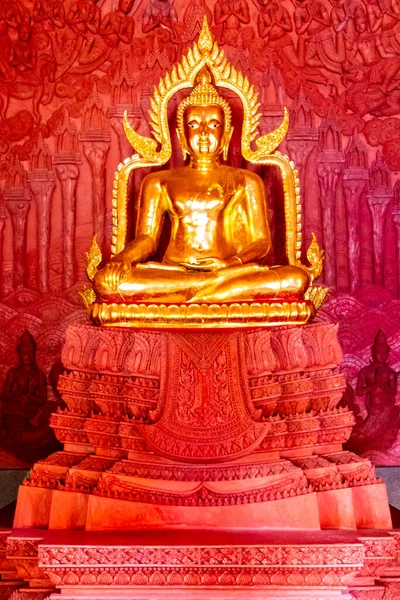 Статуя Золотого Будди Ват Сіла Нгу Червоним Храмом Ват Ратчатамарам — стокове фото