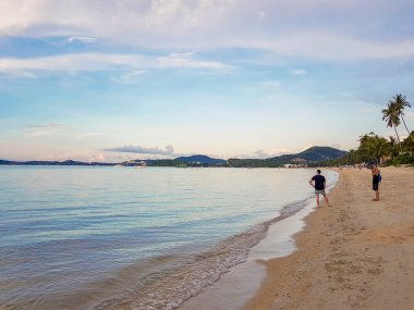Tayland, Surat Thani 'deki Koh Samui adasında Bo Phut Plajı. Bulutlu mavi gökyüzü.