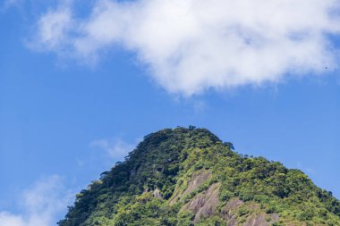 Abrao dağı Pico do Papagaio ile bulutlar. Ilha Grande, Angra dos Reis, Rio de Janeiro Brezilya.