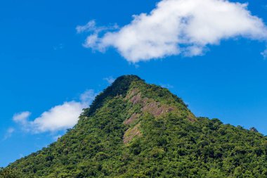 Abrao dağı Pico do Papagaio ile bulutlar. Ilha Grande, Angra dos Reis, Rio de Janeiro Brezilya.