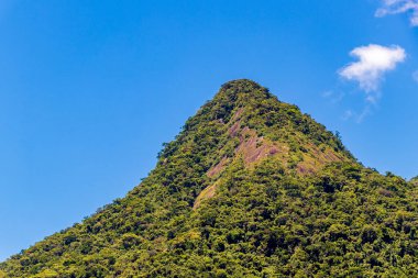 Abrao dağı Pico do Papagaio ile bulutlar. Ilha Grande, Angra dos Reis, Rio de Janeiro Brezilya.