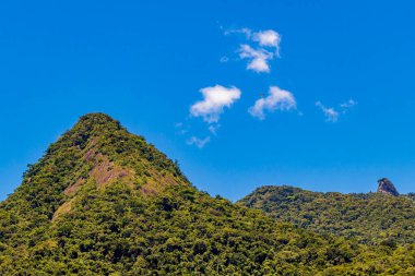 Abrao dağı Pico do Papagaio ile bulutlar. Ilha Grande, Angra dos Reis, Rio de Janeiro Brezilya.