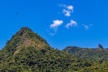 Abrao dağı Pico do Papagaio ile bulutlar. Ilha Grande, Angra dos Reis, Rio de Janeiro Brezilya.