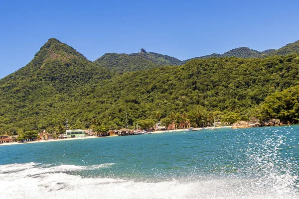 Abrao sahilinde tekne gezisi ve Pico do Papagaio. Ilha Grande, Angra dos Reis, Rio de Janeiro Brezilya.