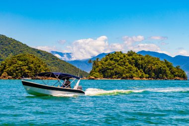 Abrao sahilinde tekne gezisi ve Ilhas Macedo yapıyor. Ilha Grande, Angra dos Reis, Rio de Janeiro Brezilya.