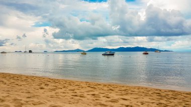 Koh Samui adasında tekneleri olan Bo Phut Plajı Tayland 'daki Koh Pha-ngan manzaralı..
