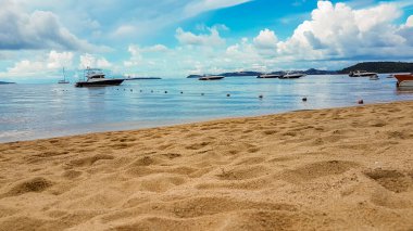 Koh Samui adasında tekneleri olan Bo Phut Plajı Tayland 'daki Koh Pha-ngan manzaralı..