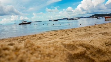 Koh Samui adasında tekneleri olan Bo Phut Plajı Tayland 'daki Koh Pha-ngan manzaralı..