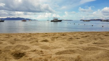 Koh Samui adasında tekneleri olan Bo Phut Plajı Tayland 'daki Koh Pha-ngan manzaralı..