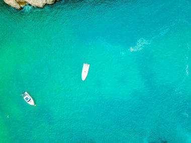 Mallorca İspanya 'daki Cala Santany körfezinin yukarısından İHA ile panoramik çekim.