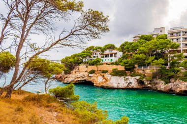 İspanya 'nın Mallorca Balear Adalarındaki Cala Santany Körfezi uçurumları ve plajları.