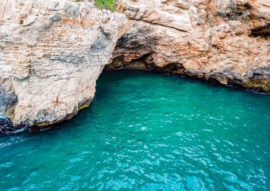 Mallorca İspanya 'daki Cala Santany körfezinin yukarısından İHA ile panoramik çekim.