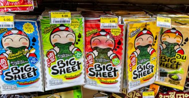 Tayland yosun balığı ve Tayland 'daki süpermarketten hazır atıştırmalık ürünler..