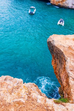 İspanya Mallorca Balear Adalarındaki Cala Santany Koyu ve Sahil Kayalıkları.