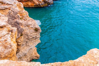 İspanya Mallorca Balear Adalarındaki Cala Santany Koyu ve Sahil Kayalıkları.