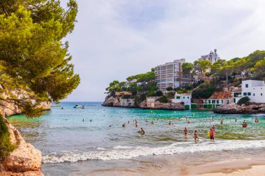 İspanya Mallorca Balear Adalarındaki Cala Santany Koyu ve Sahil Kayalıkları.