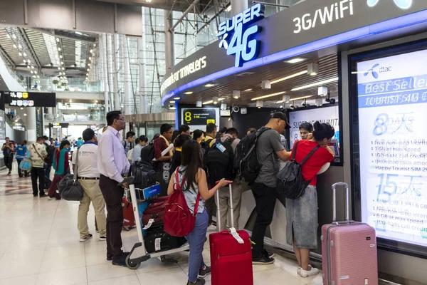 Люди Покупают Карты Аэропорту Бангкока Суварухуми Банг Пхли Таиланд — стоковое фото