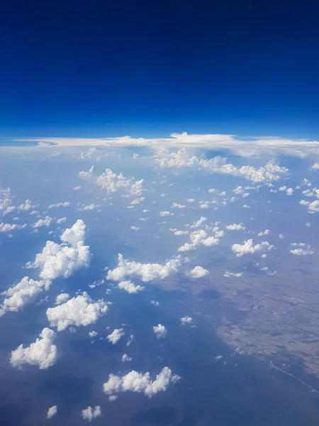 Πετώντας Πάνω Από Όμορφα Σύννεφα Πάνω Από Την Ύπαιθρο Της — Φωτογραφία Αρχείου
