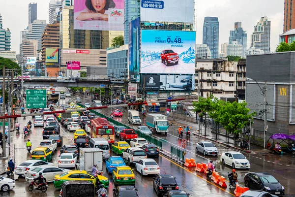 タイのバンコクの大都市で交通量の多いラッシュアワー — ストック写真
