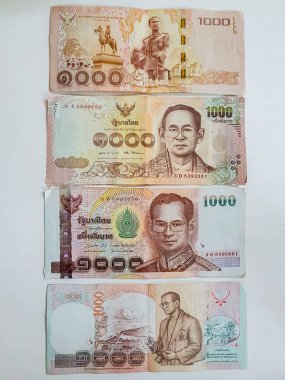 Tayland parası farklı banknotlar 4000 Tayland Bahti beyaz arka planda.