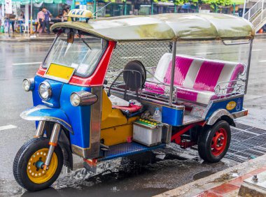 Tipik renkli Tuk Tuk Tuk, Bangkok Tayland 'a park etmiş..