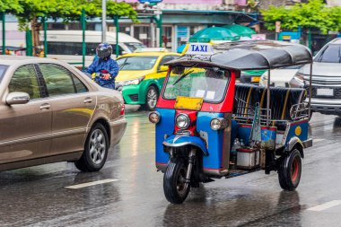 Tipik renkli Tuk Tuk Tuk, Bangkok Tayland 'a park etmiş..