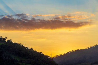 Brezilya 'daki Angra dos Reis dağlarının üzerinde güzel renkli bir gün doğumu..